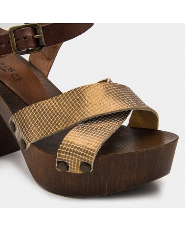 Brown crossed sandal