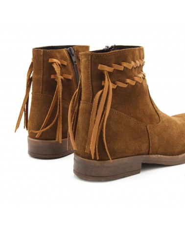 Cognac boots with decoration