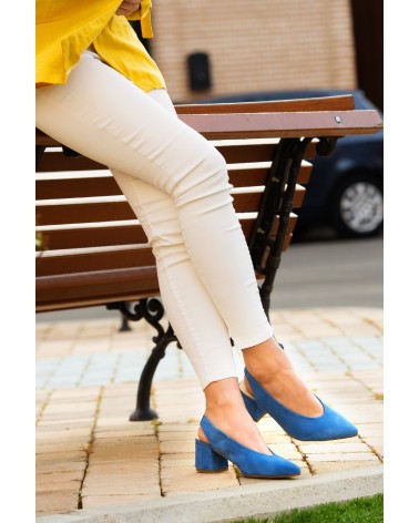 Zapato salón destalonado azul