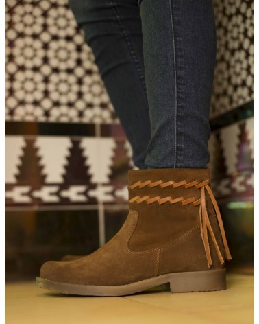 Cognac boots with decoration