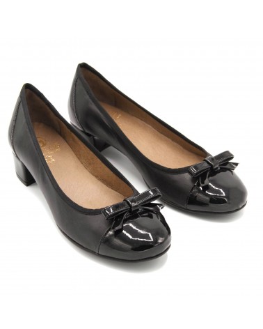 Black low-heeled bow shoe