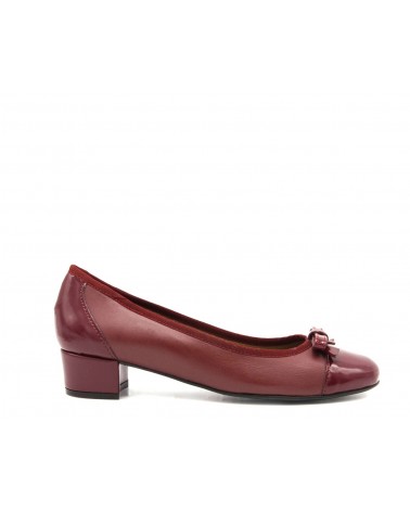 Burgundy low-heeled bow shoe