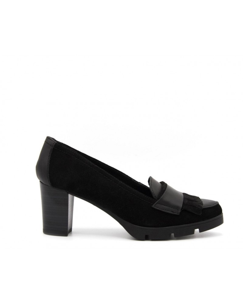 Zapato negro tacón y flecos