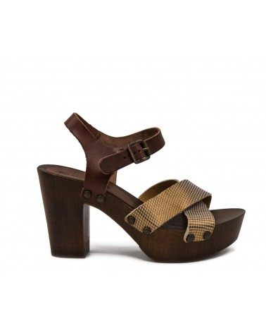 Sandalia marrón cruzada