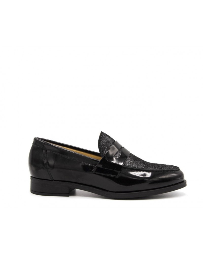 Gloss black shoe