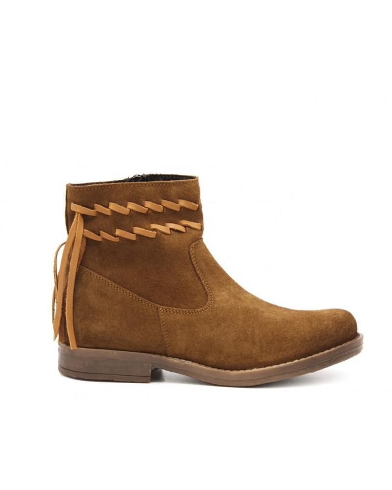 Cognac boots with decoration