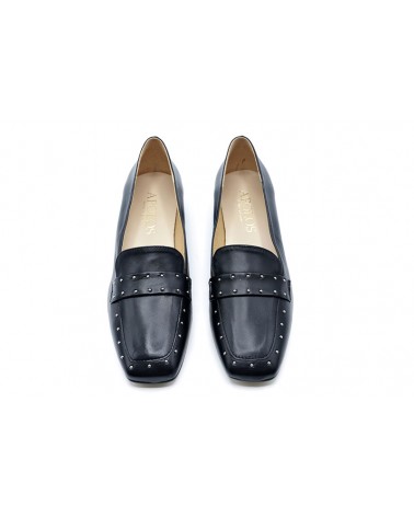 Mocasín con tacón piel tachas