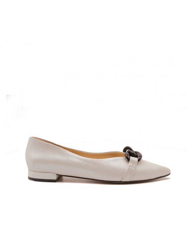 Bailarina de ante con adorno de cadena. Fabricado en España. Apolos.