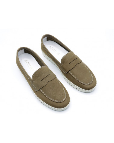 Mosasín de nobuk Aries. Mocasín con piso de goma. Apolos zapatería.