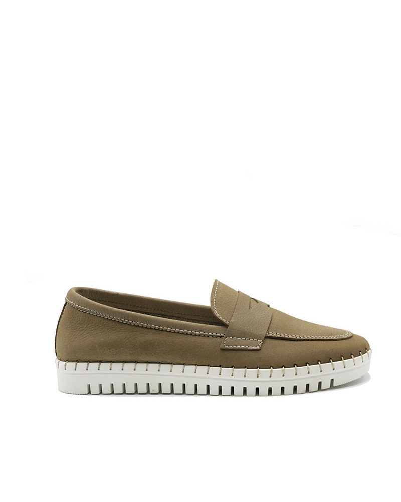 Mosasín de nobuk Aries. Mocasín con piso de goma. Apolos zapatería.