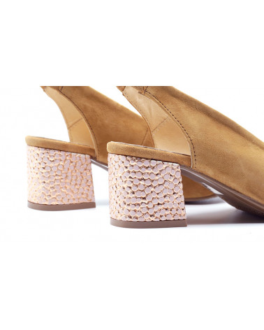 Salón destalonado tacón grabado. Fabricado en piel. Apolos.