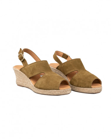 Sandalia con cuña de esparto fabricada en piel. Alpargata muy cómoda.