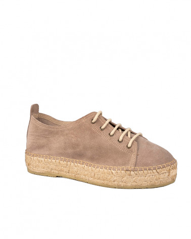Alpargata con piso de esparto en piel, fabricada en España. Apolos. Alpargata con piso de esparto en piel, fabricada en España. Apolos.