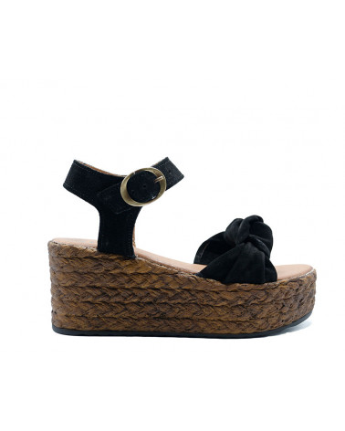 Sandalia de plataforma fabricada en piel serraje con nudo delantero.