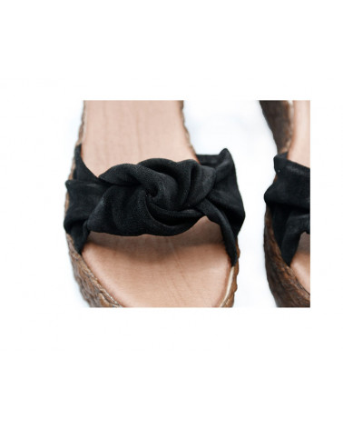 Sandalia de plataforma fabricada en piel serraje con nudo delantero.