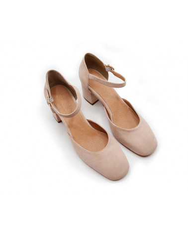 Zapato de tacón ancho con pulsera. Fabricado en piel. Apolos zapatería