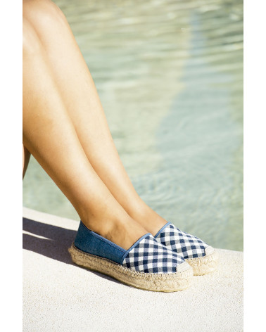 Alpargarta plana de mujer fabricada artesanalmente en España. Apolos