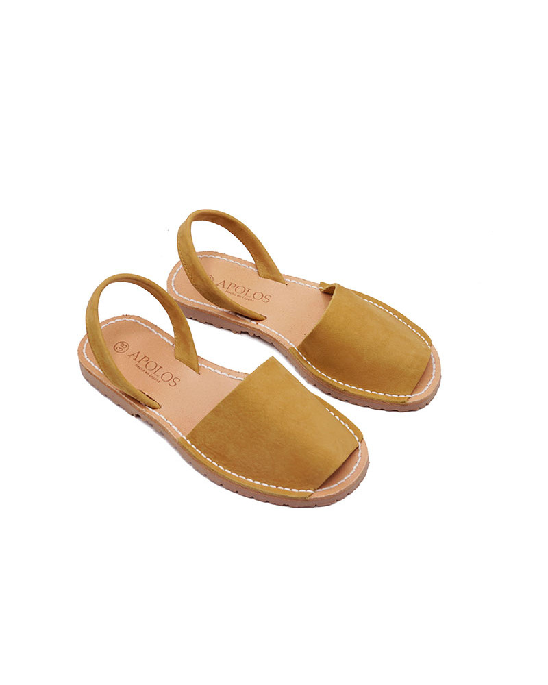 Sandalia estilo menorquina fabricada en piel nobuck, hecha en España.