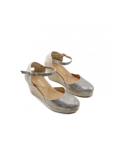 Alpargata de cuña fabricada en piel grabada metalizada. Apolos