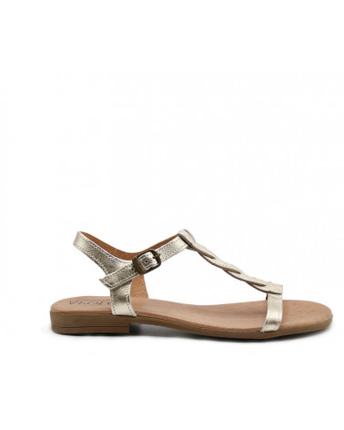 Sandalia  plana metalizada fabricada en piel muy cómoda. Apolos