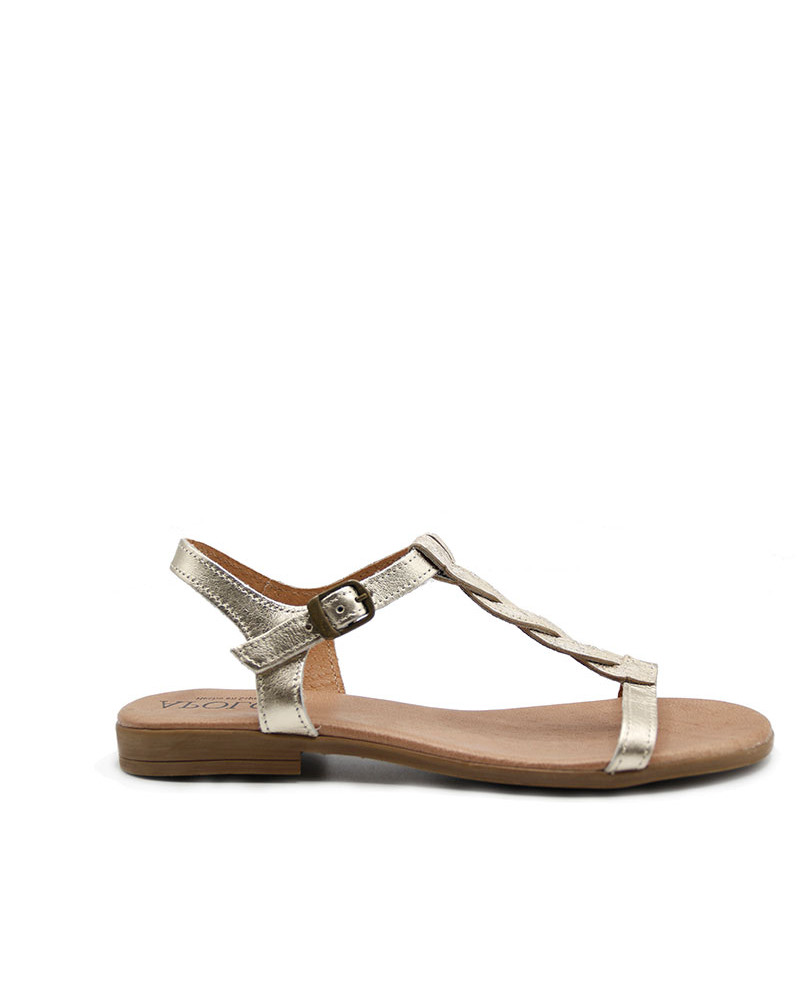 Sandalia  plana metalizada fabricada en piel muy cómoda. Apolos