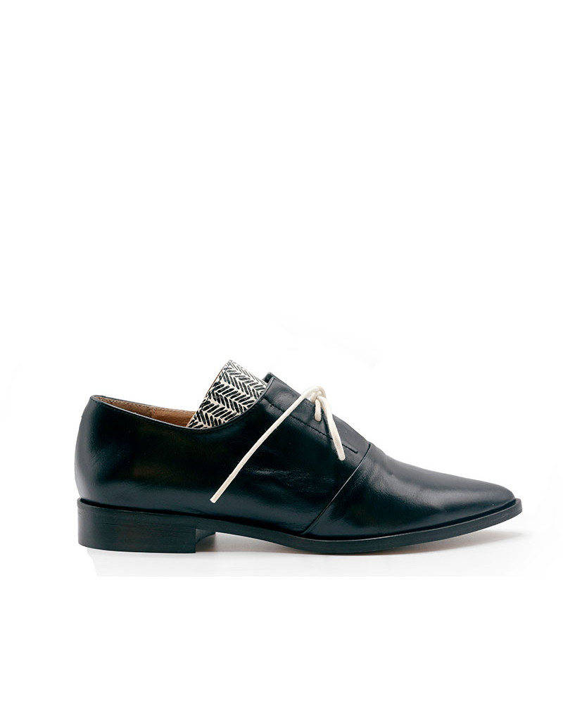 Boot with black elastics Boot with black elastics