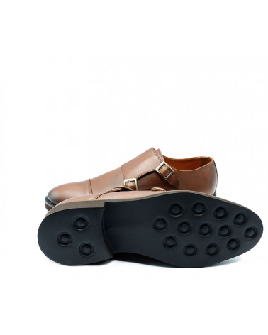 Zapato en piel con hebillas fabricado en piel. Apolos zapatería.