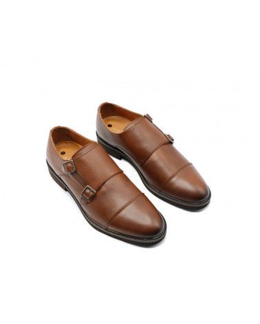 Zapato en piel con hebillas fabricado en piel. Apolos zapatería.