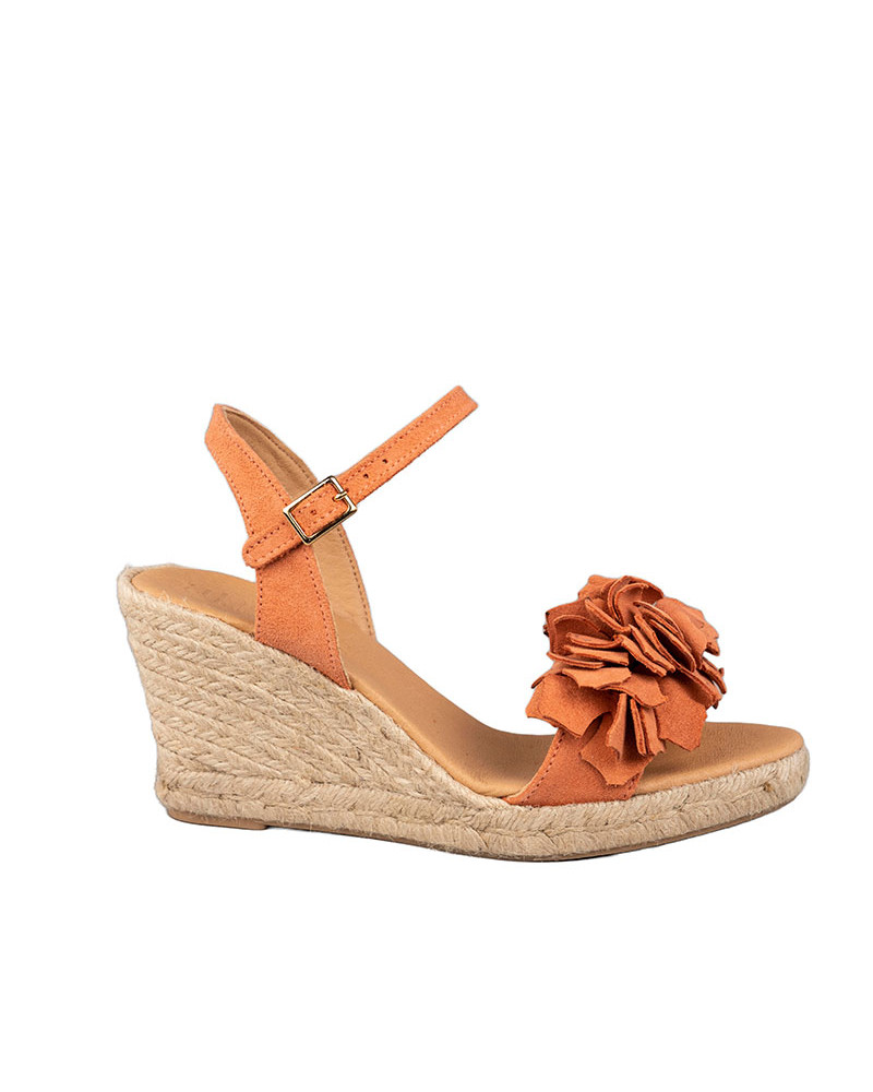 Sandalia con cuña de esparto fabricada en piel. Hecho en España.