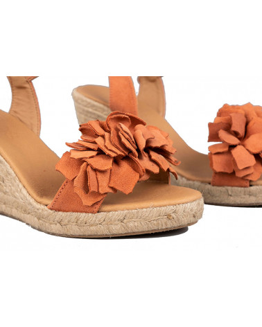 Sandalia con cuña de esparto fabricada en piel. Hecho en España.