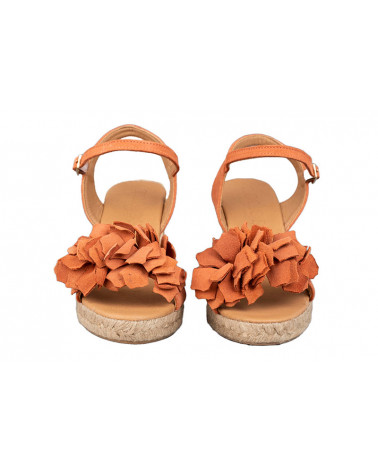 Sandalia con cuña de esparto fabricada en piel. Hecho en España.