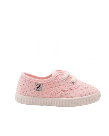 Zapatilla de niña en  lona bordada con cordones. Fabricada en España.