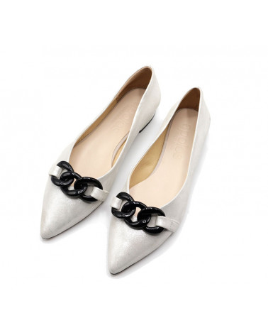 Bailarina de ante con adorno de cadena. Fabricado en España. Apolos.