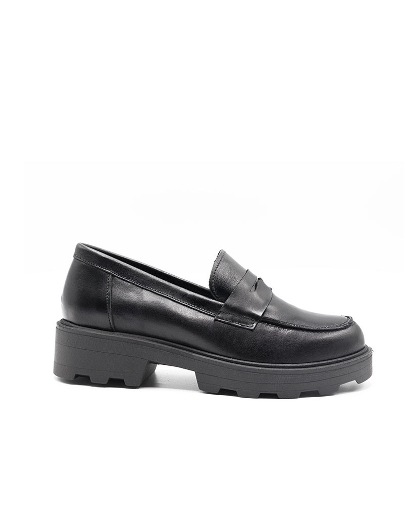 Mocasín de piel con antifaz fabricado en España. Apolos zapatería.