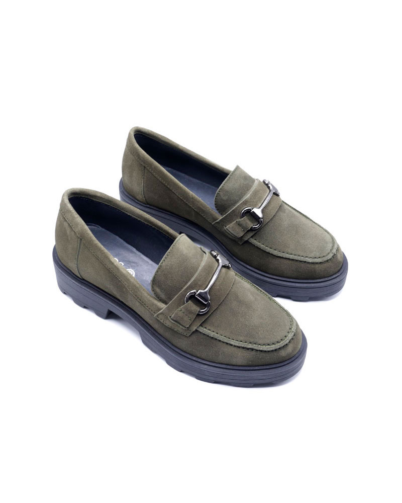 Mocasín de serraje mujer con adorno y piso de goma. Hecho en España.