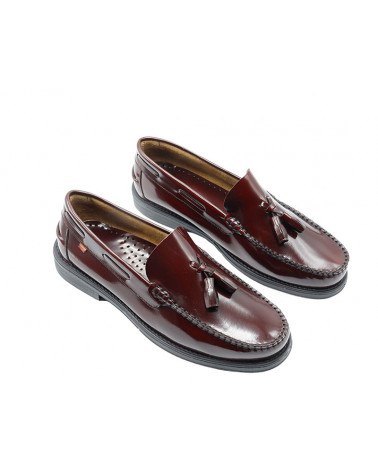 Mocasín castellano de borlas en piel con piso de goma, hecho a mano.