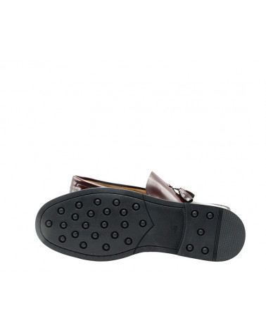 Mocasín castellano de borlas en piel con piso de goma, hecho a mano.
