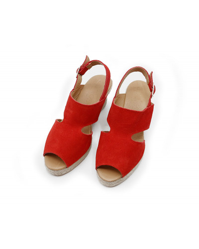 Sandalia con cuña de esparto fabricada en piel. Alpargata muy cómoda.