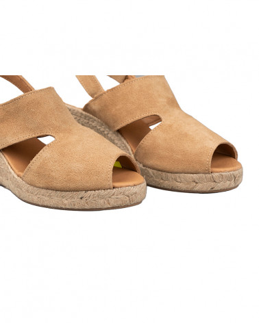 Sandalia con cuña de esparto fabricada en piel. Alpargata muy cómoda.