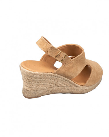 Sandalia con cuña de esparto fabricada en piel. Alpargata muy cómoda.