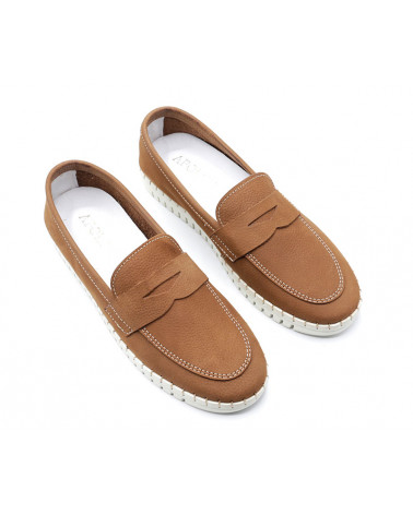 Mosasín de nobuk Aries. Mocasín con piso de goma. Apolos zapatería.