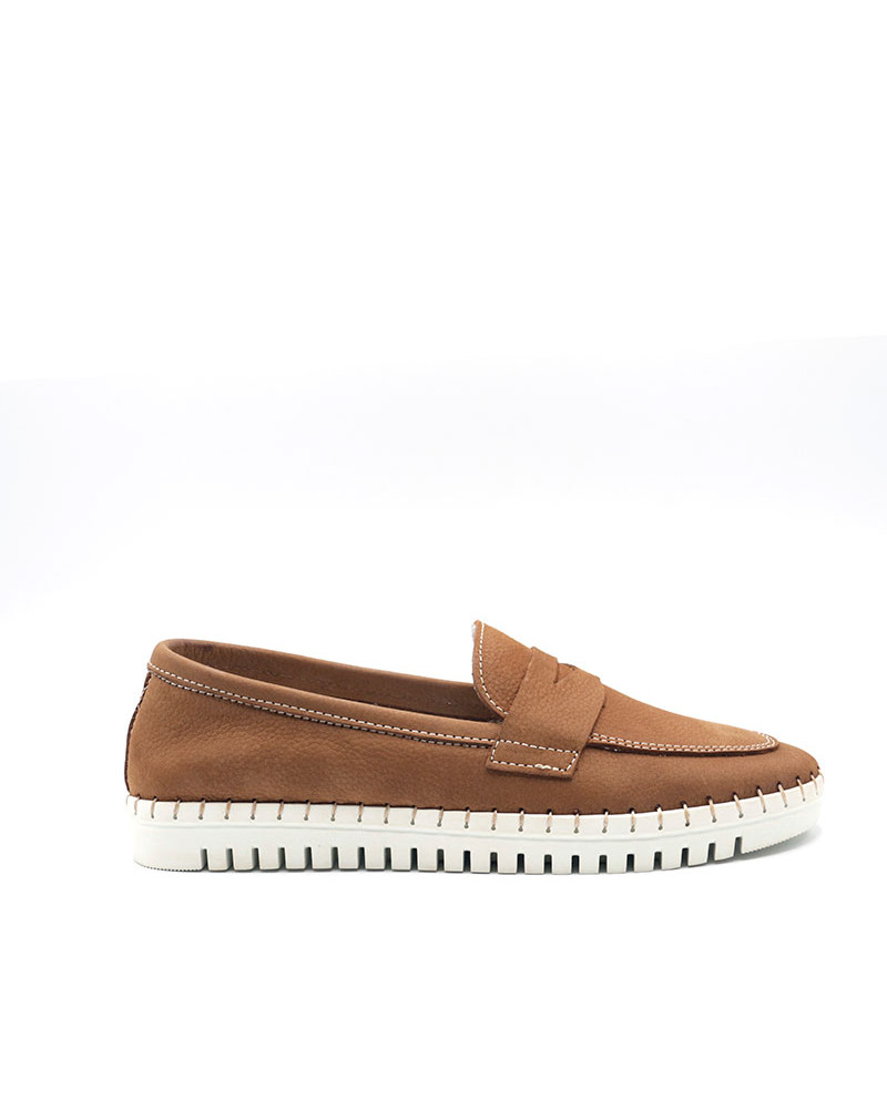 Mosasín de nobuk Aries. Mocasín con piso de goma. Apolos zapatería.