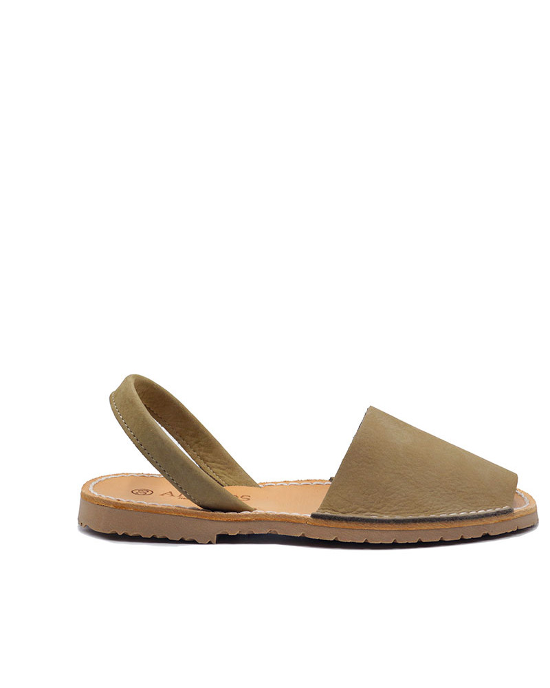 Sandalia estilo menorquina fabricada en piel nobuck, hecha en España.