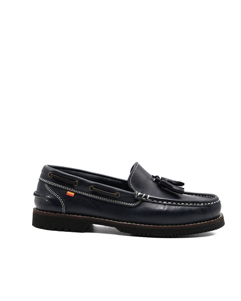 Zapato estilo mocasín fabricado en piel con adorno de borlas. Apolos