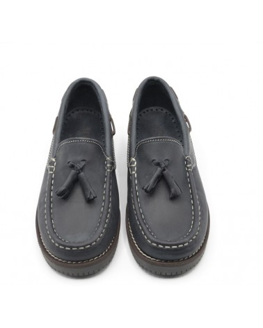 Zapato estilo mocasín fabricado en piel con adorno de borlas. Apolos
